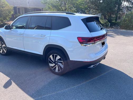 White 2025 Volkswagen Atlas 2.0T SE w/Technology 4MOTION