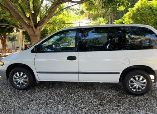 White 2000 Chrysler Voyager Base