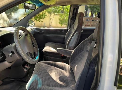 White 2000 Chrysler Voyager Base