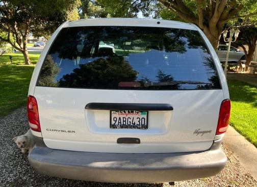 White 2000 Chrysler Voyager Base