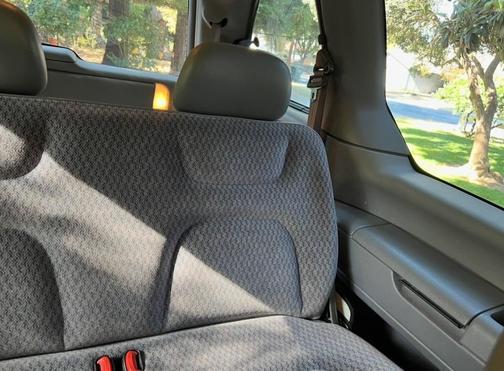 White 2000 Chrysler Voyager Base