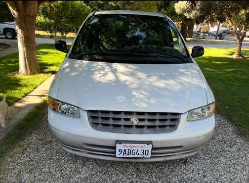 White 2000 Chrysler Voyager Base