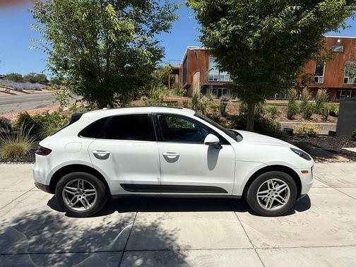 White 2018 Porsche Macan Macan