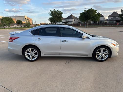 Silver 2013 Nissan Altima 3.5 SV