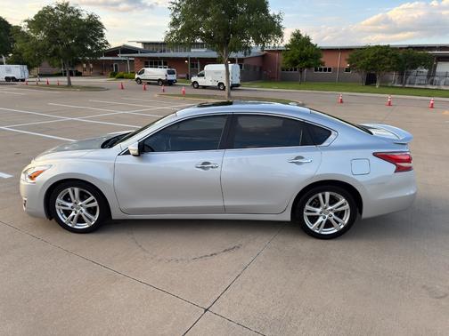 Silver 2013 Nissan Altima 3.5 SV
