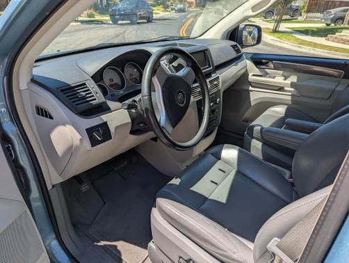 2010 Volkswagen Routan SE