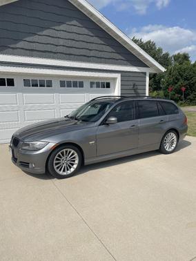 Gray 2009 BMW 328 i xDrive