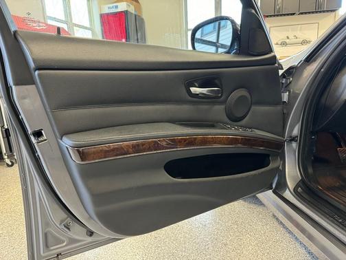 Gray 2009 BMW 328 i xDrive