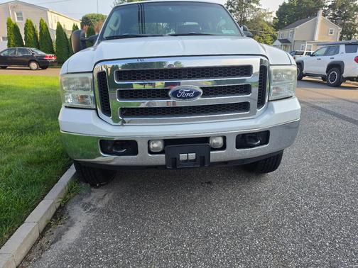 White 2005 Ford F-250 Lariat Crew Cab Super Duty