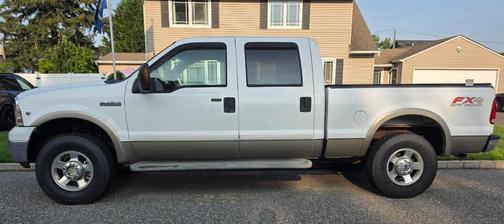 White 2005 Ford F-250 Lariat Crew Cab Super Duty