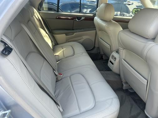 2005 Cadillac DeVille Base