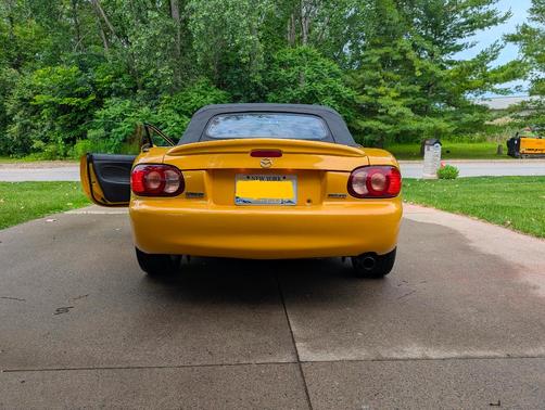 Yellow 2002 Mazda MX-5 Miata SE