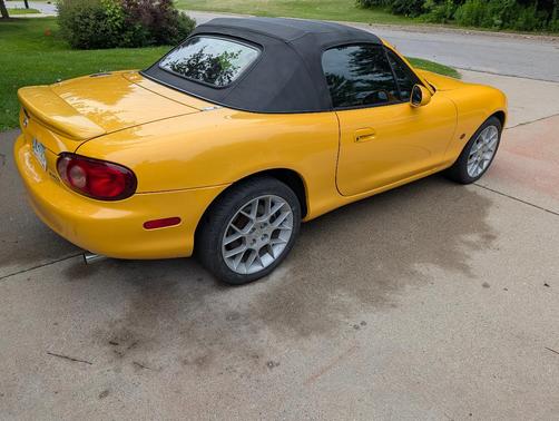 Yellow 2002 Mazda MX-5 Miata SE