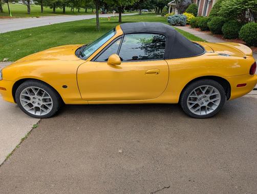 Yellow 2002 Mazda MX-5 Miata SE