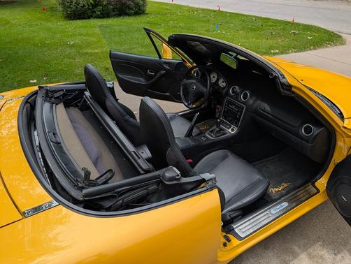 Yellow 2002 Mazda MX-5 Miata SE