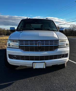 White 2011 Lincoln Navigator Base