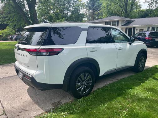 White 2025 Nissan Pathfinder S