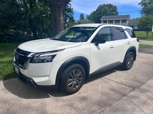 White 2025 Nissan Pathfinder S