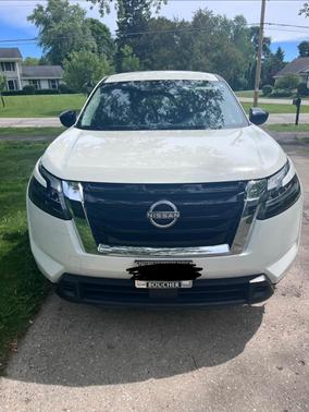 White 2025 Nissan Pathfinder S
