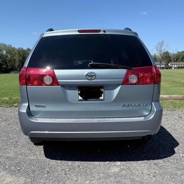 Blue 2007 Toyota Sienna LE