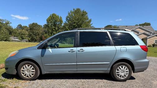 Blue 2007 Toyota Sienna LE