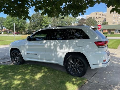 Photo 2 of 9 of 2019 Jeep Grand Cherokee Overland