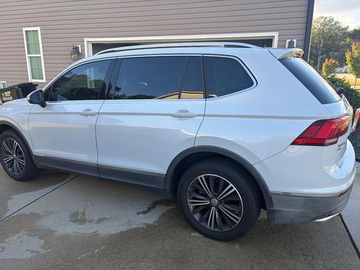 White 2018 Volkswagen Tiguan 2.0T SEL