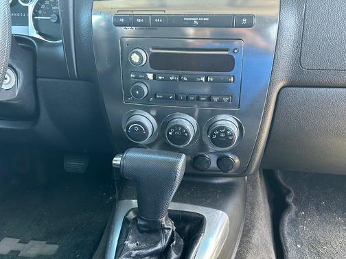 White 2006 Hummer H3 Base
