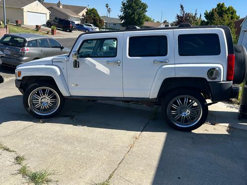 White 2006 Hummer H3 Base