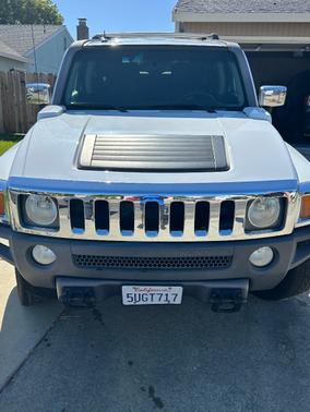 White 2006 Hummer H3 Base