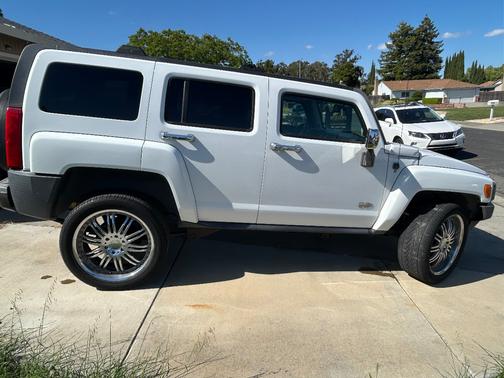 White 2006 Hummer H3 Base