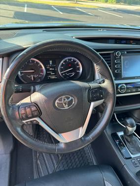 Black 2015 Toyota Highlander XLE