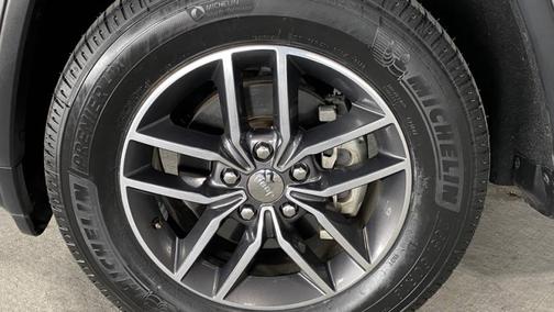 Photo 2 of 11 of 2018 Jeep Grand Cherokee Laredo E