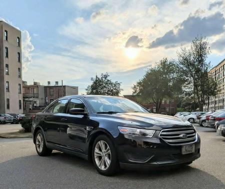 Black 2015 Ford Taurus SE
