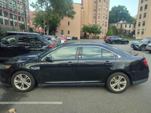 Black 2015 Ford Taurus SE