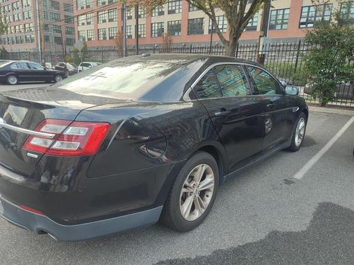 Black 2015 Ford Taurus SE