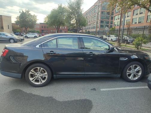 Black 2015 Ford Taurus SE