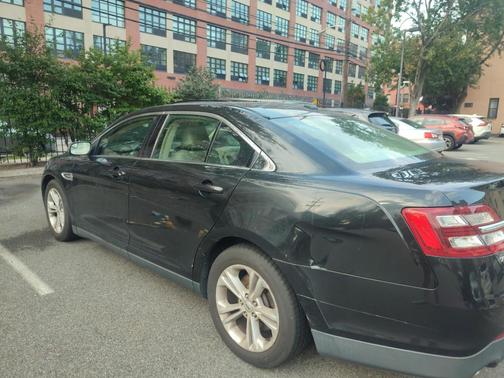 Black 2015 Ford Taurus SE