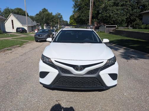 White 2018 Toyota Camry SE