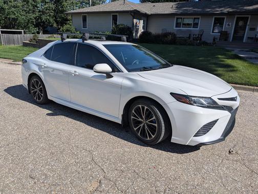 White 2018 Toyota Camry SE