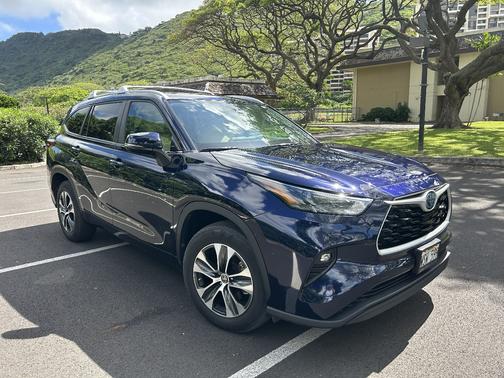 Blue 2023 Toyota Highlander Hybrid XLE