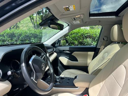 Blue 2023 Toyota Highlander Hybrid XLE