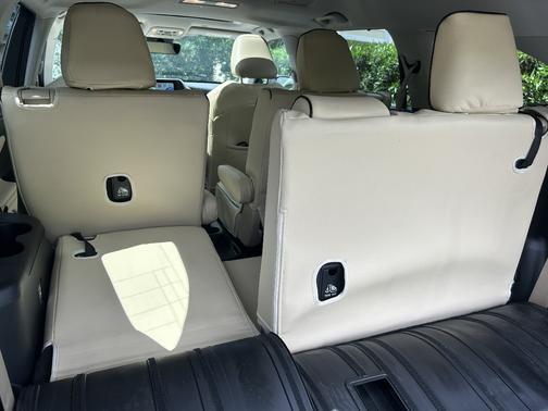 Blue 2023 Toyota Highlander Hybrid XLE