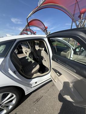 White 2019 Ford Fusion Hybrid SE