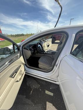 White 2019 Ford Fusion Hybrid SE