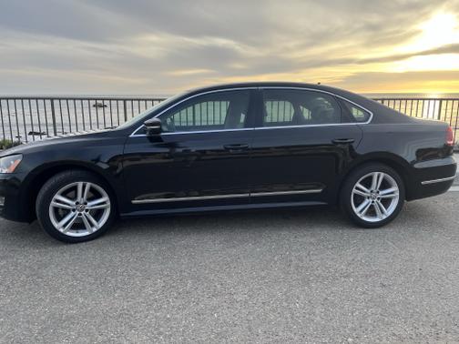 Photo 2 of 12 of 2014 Volkswagen Passat 2.0L DSG TDI SE w/Sunroof & Nav