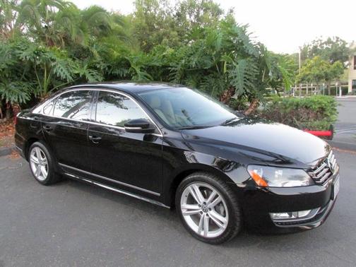 Photo 4 of 12 of 2014 Volkswagen Passat 2.0L DSG TDI SE w/Sunroof & Nav