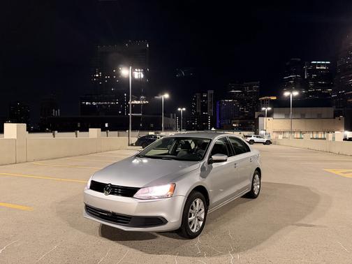 Silver 2011 Volkswagen Jetta SE