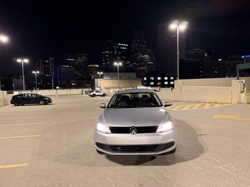 Silver 2011 Volkswagen Jetta SE