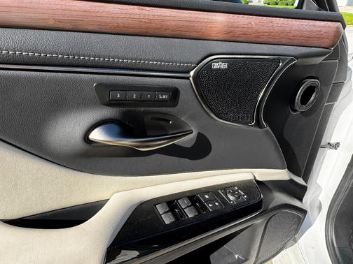 White 2025 Lexus ES 350 Luxury